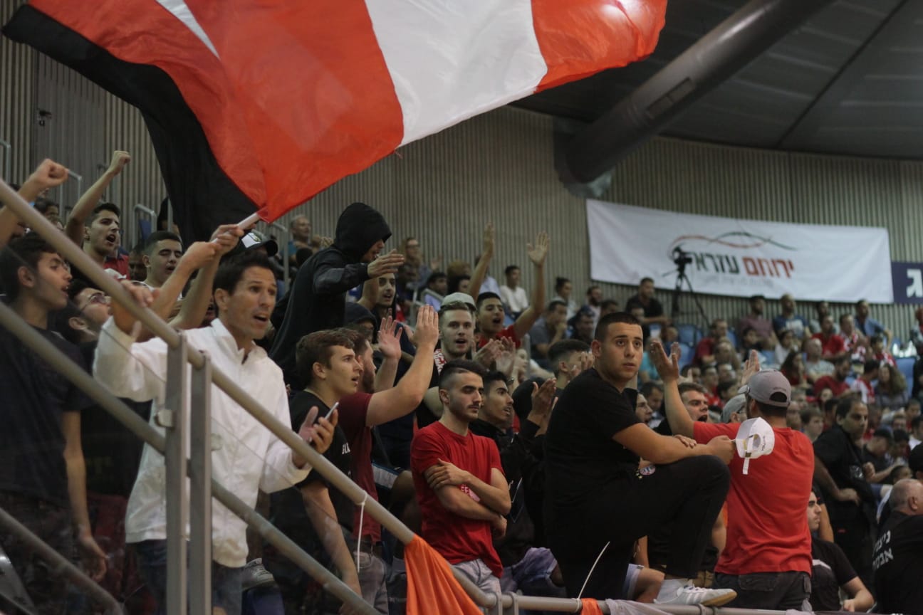 אוהדי הפועל באר שבע משולהבים מול הפועל תל אביב. היינו כחולמים (צילום: בן בודה)